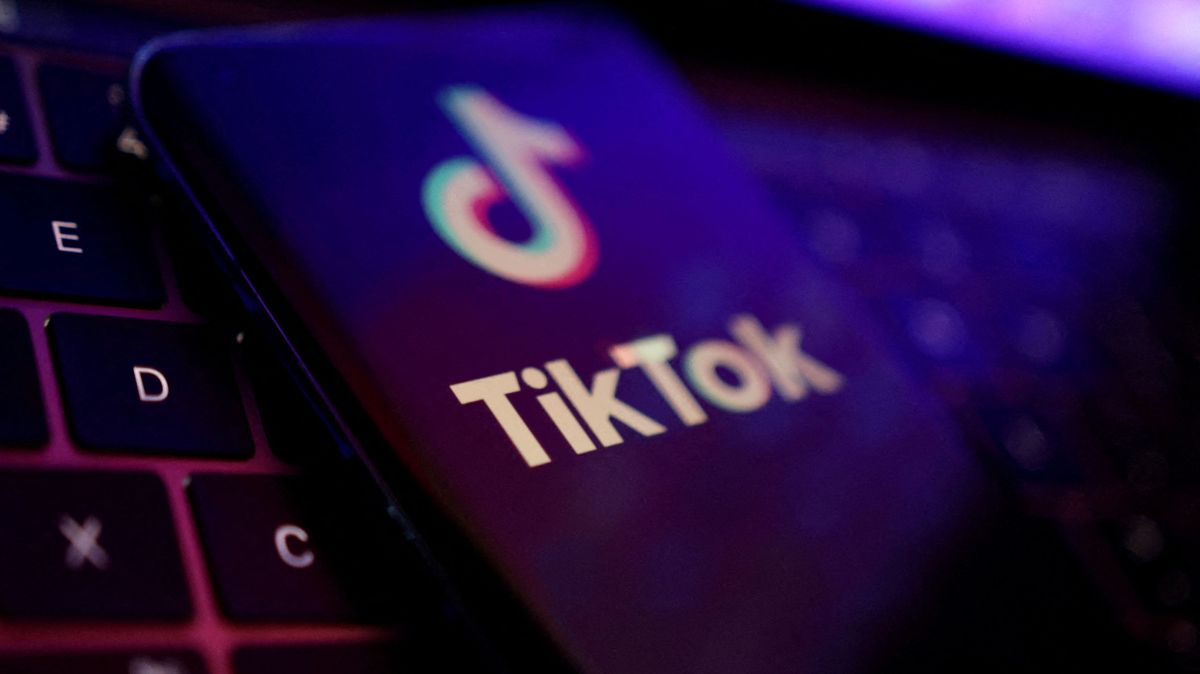 An eleven year old boy strangled himself in Jičín.  There has been speculation that he is trying out the challenge from TikTok